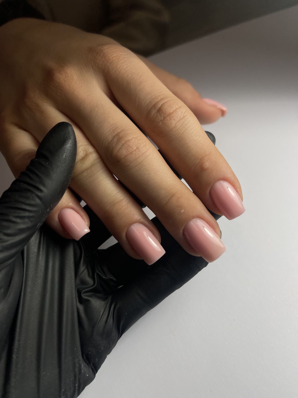 Nude vierkante nagels, de hand rust in Karins handschoen