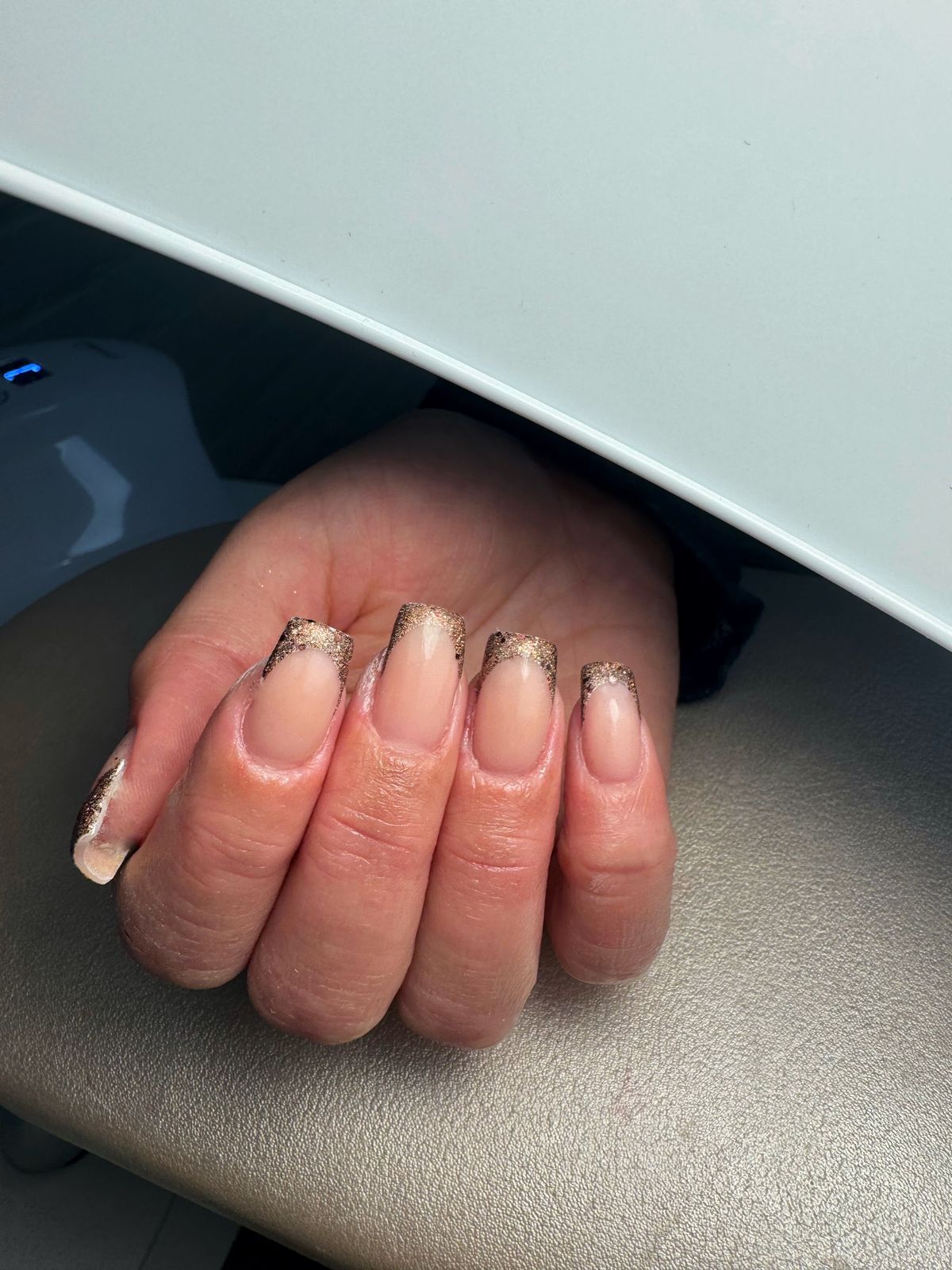 Naturel nagels met een gouden glittertip