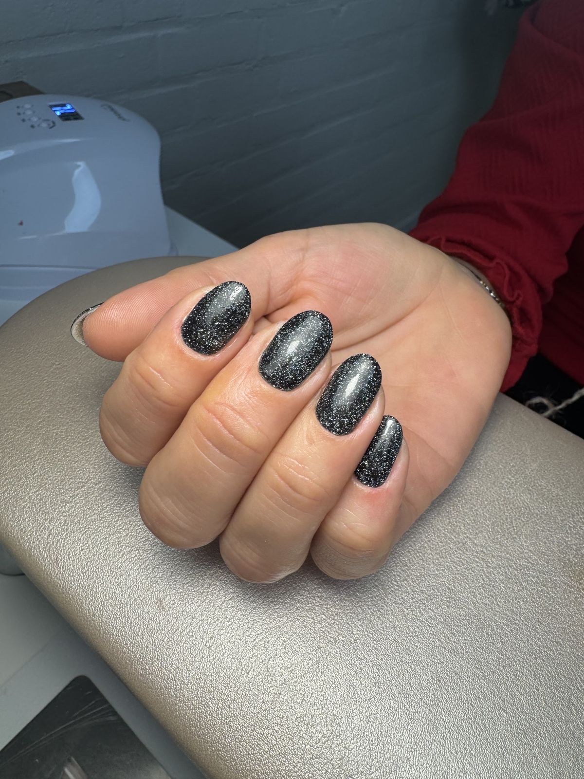 Donkere glitter cat-eye nagels
