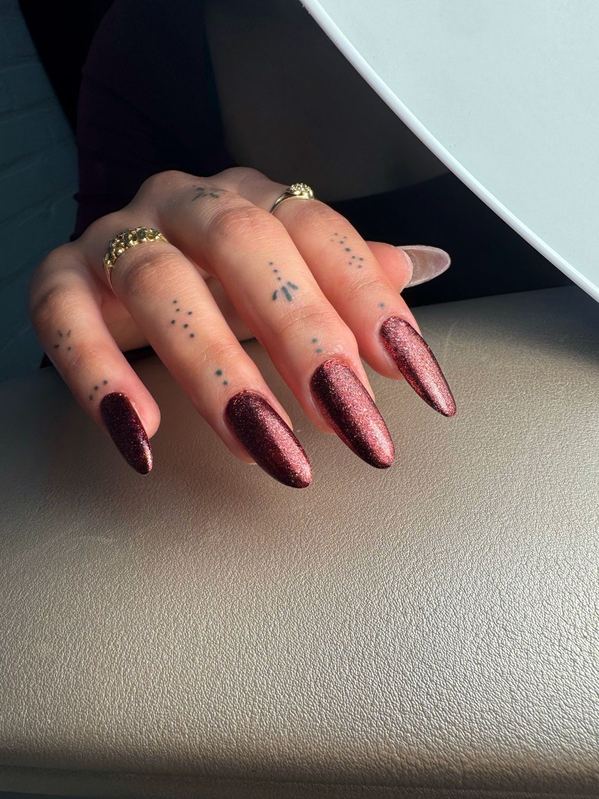 Bordeauxrode glitter amandelnagels