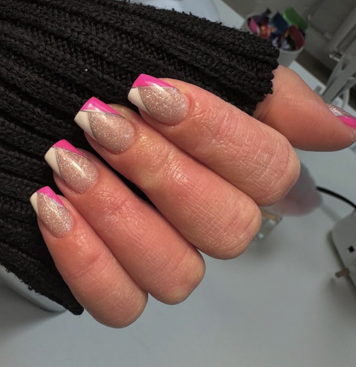 Nude glitternagels met een roze V-french